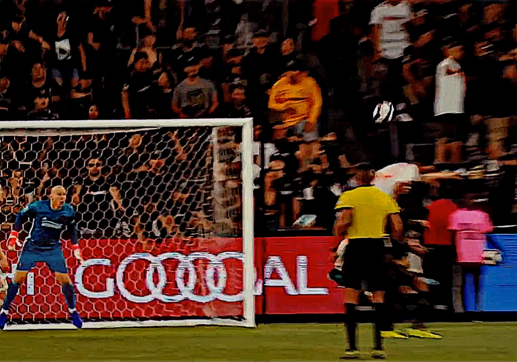 -门将连续扑出多个世界级进球，被赞誉为皇家守卫