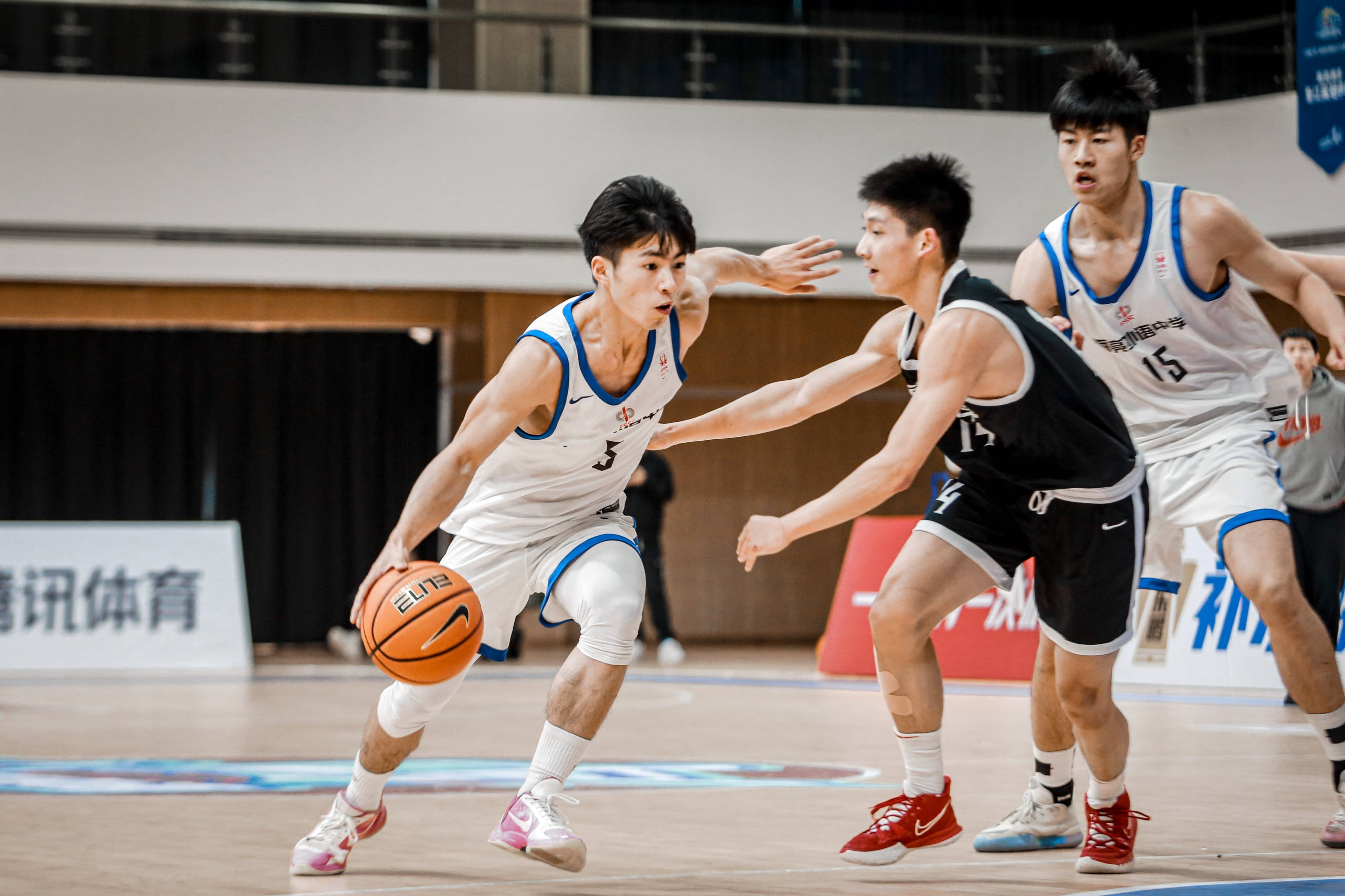-篮球青年队比赛中表现出色，引起主教练关注