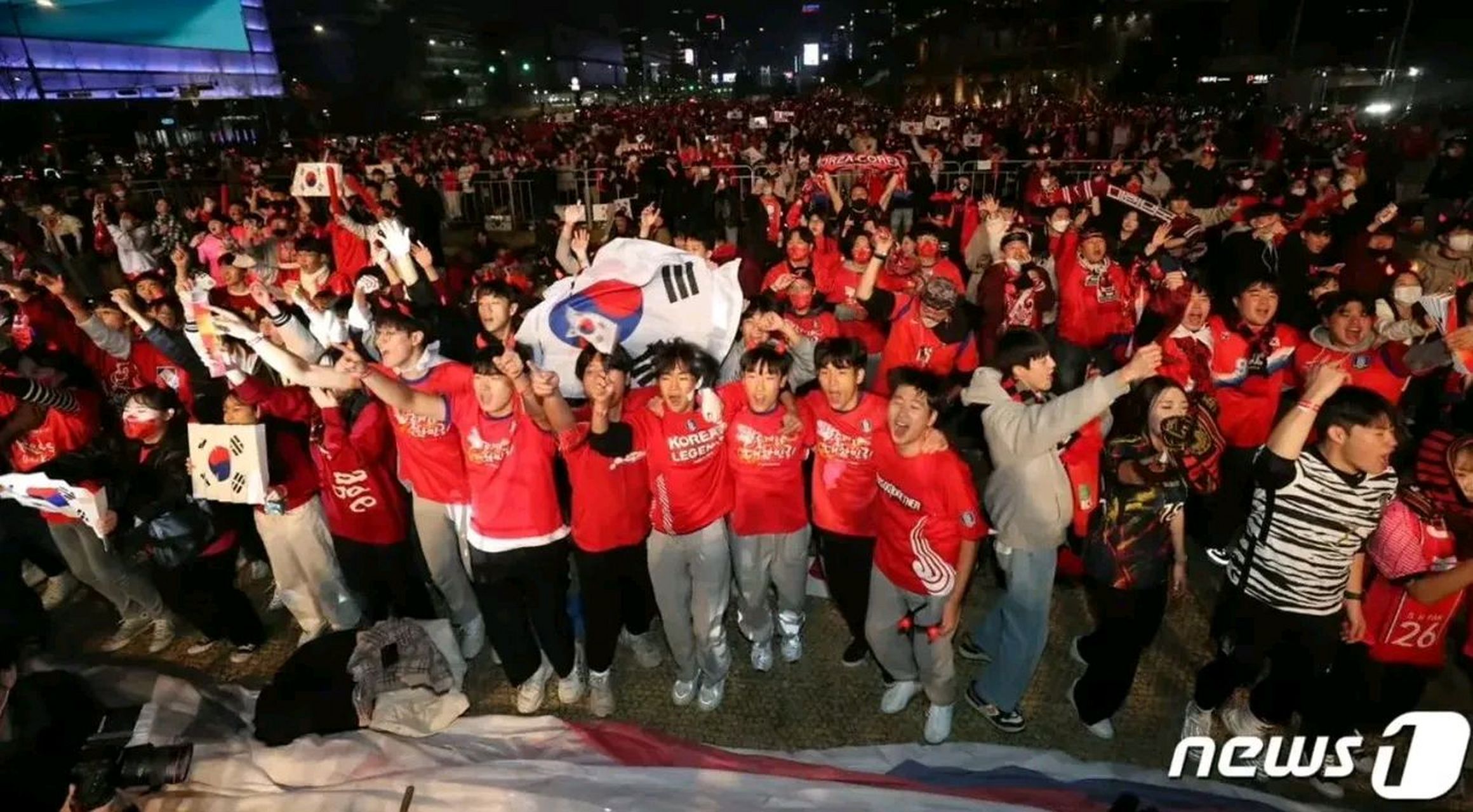 澳亚国际公司官网-包含各方球迷赛前热烈庆祝，壮观场面令人震撼的词条